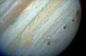 101 - As manchas à direita são resultantes do impacto do cometa Shoemaker-Levy 9 em Júpiter, um dos mais importantes registros do Hubble