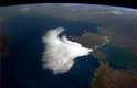 'Nuvens atacam a Criméia, um pássaro branco no Mar Negro', descreve Hadfield sobre a formação de nuvens na costa norte do mar europeu
