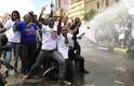 Quenianos são atingidos por jatos d'água durante o protesto