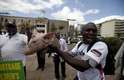 Homem exibe filhote de porco durante o protesto. Os manifestantes usaram os animais para simbolizar a ganância dos políticos locais