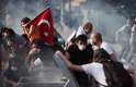 2 de junho - Manifestantes se protegem de bombas de gás lacrimogêneo jogadas pela polícia em Ancara