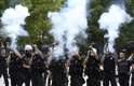 2 de junho - Policiais disparam bombas de gás lacrimogêneo em direção a manifestantes que protestavam em Ancara