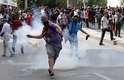 3 de junho - Manifestante se prepara para arremessar bomba de gás contra a polícia turca