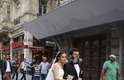 2 de junho - Casal recém-casado posa para fotografia na rua Istiklal, nas proximidades da Praça Taksim