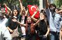 3 de junho - Turcas e turcos participam de protesto contra o governo do premiê Tayyip Erdogan em Ancara