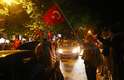 3 de junho - Manifestante exibe a bandeira da Turquia e recebe apoio de quem passa de carro no centro de Ancara