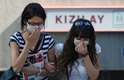 4 de junho - Mulheres afetadas por gás lacrimogêneo buscam proteção durante protesto nas proximidades do sede do governo turco, em Ancara