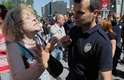 4 de junho - Mulher discute com policiais e pede para que eles não usem mais gás lacrimogêneo, em Ancara