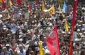 4 de junho - Centenas de manifestantes gritam palavras de ordem e exibem bandeiras durante protesto em Istambul