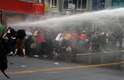 5 de junho - Policiais usam canhões d'água para conter e dispersar manifestantes na capital da Turquia