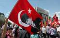 5 de junho - Manifestante porta bandeira da Turquia estampada com a imagem de Kemal Atatürk, o fundador moderno do país