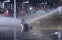 8 de junho - Polícia usa canhões de água para conter os manifestantes durante protesto em Ancara