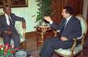 Mandela conversa com o presidente egípcio Hosni Mubarak (dir.), em 19 de maio de 1990, durante visita ao Cairo, parte de sua turnê pelo norte da África