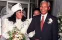 Mandela acompanha sua filha Zinzi (esq.) no dia do casamento dele em 26 de outubro de 1992, em Soweto