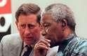 Mandela conversa com o príncipe britânico Charles (esq.) em Brixton, em 12 de julho de 1996, durante visita de estado ao Reino Unido
