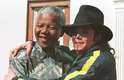 Mandela posa para foto com a estrela da música pop Michael Jackson, antes da cerimônia de seu aniversário de 78 anos em Kwazulu-Natal, em 19 de julho de 1996