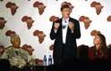 O bilionário americano Bill Gates (centro) fala durante fórum sobre a aids/HIV em Johanesburgo na Universidade Witwatersrand, em Johanesburgo, no dia 22 de setembro de 2003