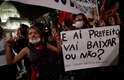 Manifestantes protestam contra reajusta do preço do ônibus no Rio de Janeiro - a passagem aumentou para R$ 2