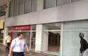 Três agências bancárias tiveram suas vidraças acertadas por pedras no centro do Rio