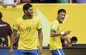 Hulk sorri para Neymar logo após primeiro gol