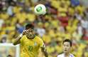 Neymar entra de cabeça na bola