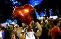 17 de junho - Contra o aumento da passagem, mais de 50 mil ativistas foram às ruas do Rio de Janeiro na noite desta segunda-feira durante. Depois de um começo de manifestação pacífico, a polícia e uma pequena parte dos manifestantes entraram em confronto em frente à Assembleia Legislativa do Rio de Janeiro (Alerj)