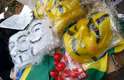 20 de junho Manifestantes se preparam para protesto em São Paulo comprando bandeiras e máscaras antes da marcha. Vários ativistas usavam máscaras inspiradas no soldado Guy Fawkes, que no século XVII conspirou para tentar explodir o Parlamento britânico. A máscara ficou famosa depois do lançamento do filme V de Vingança