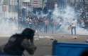 20 de junho Polícia lança bombas de gás para tentar dispersar pequeno grupo de manifestantes
