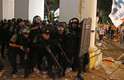 20 de junho - Policiais se protegem durante confronto com manifestantes durante protesto em Belém na quinta-feira