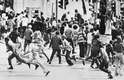 Manifestantes correm da polícia durante conflitos raciais na Cidade do Cabo, em outubro de 1976