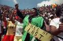 Moradores de Soweto participam de comício celebratório pela libertação de Nelson Mandela, em 12 de fevereiro de 1990