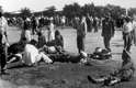 Feridos aguardam por atendimento deitados na rua após confronto entre a polícia e manifestantes negros em Sharpeville, em 21 de março de 1960. O confronto deixou 69 mortos e 180 feridos, a maioria mulheres e crianças