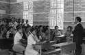 Estudantes participam de aula na escola exclusiva para negros em Soweto, em 11 de maio de 1977