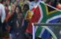 O largo sorriso, marca registrada do líder da luta contra o apartheid, estava no rosto de Madiba enquanto ele percorria, ao lado da mulher, Graca Machel, o campo do Soccer City em um carrinho de golfe