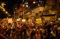 25 de junho - Ao passar pela favela do Vidigal, moradores da Rocinha ganharam adesão de diversos manifestantes no Rio