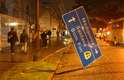 24 de junho - Placa derrubada na Cidade Baixa de Porto Alegre