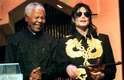Nelson Mandela com o cantor Michael Jackson (dir.) em Sun City, em 4 de setembro de 1999