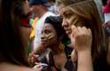 27 de junho - Jovens pintam o rosto para protestar durante manifestação no Rio de Janeiro