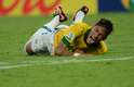 Neymar ficou no chão após a forte entrada de Piqué