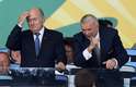 Marin comemora o terceiro gol brasileiro ao lado do presidente da Fifa, Joseph Blatter