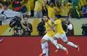 Fred e Neymar comemoram o gol brasileiro, marcado logo no início da partida