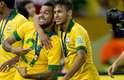 Companheiros de Barcelona, Daniel Alves e Neymar se abraçam após o título