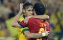 Companheiros de Barcelona, Neymar e Xavi se abraçam após a vitória brasileira