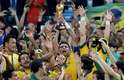 Capitão Thiago Silva ergue o troféu da Copa das Confederações