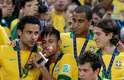 Neymar beija a chuteira de bronze, recebida por ser o terceiro jogador que mais marcou gols no torneio, quatro