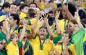 Neymar grita com a taça da Copa das Confederações