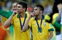 Thiago Silva e Neymar observam a festa na arquibancada