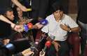 Morales conversa com repórteres no aeroporto de Viena