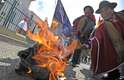 Bolivianos queimam bandeira francesa em frente à embaixada do país, em La Paz. Eles protestam contra o fato de o governo da França ter impedido o presidente Evo Morales de sobrevoar o seu território