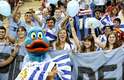 Torcedores do Uruguai fazem festa durante a partida contando com a presença de um pato celeste